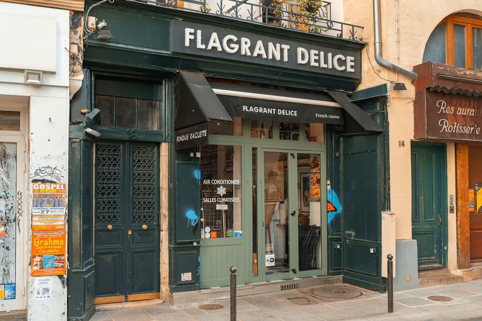Devanture de boulangerie sur une rue commerçante.