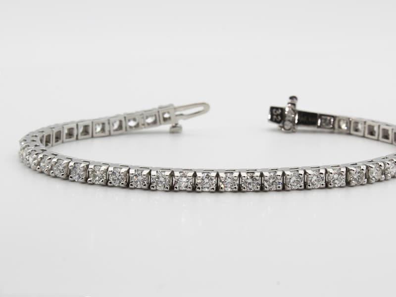 Bracelet à maillons argentés et dorés.