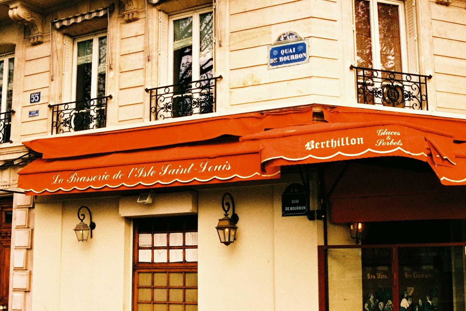 Café d'angle parisien avec son store et sa terrasse.