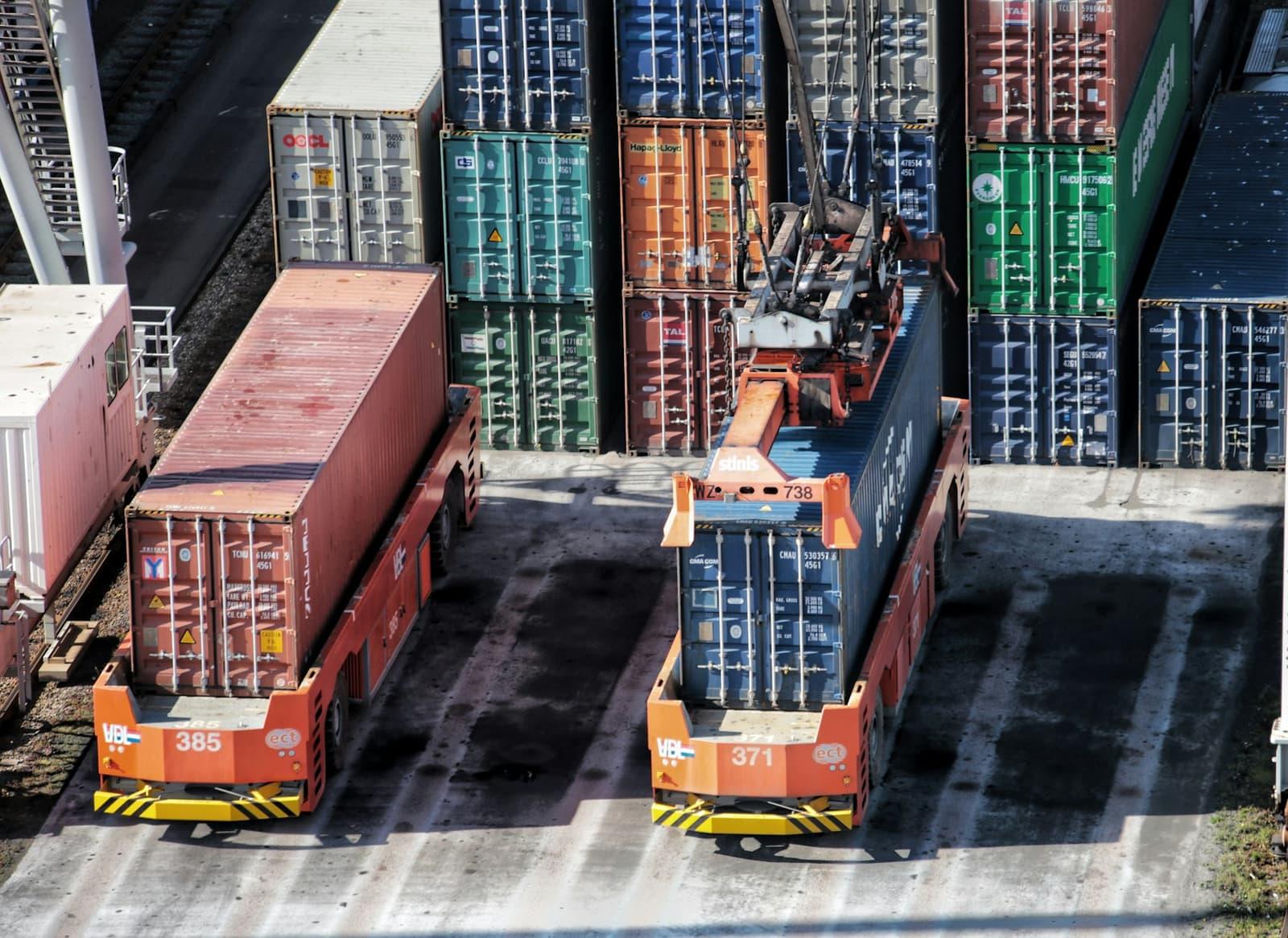 Conteneurs de fret empilés sur un terminal portuaire.