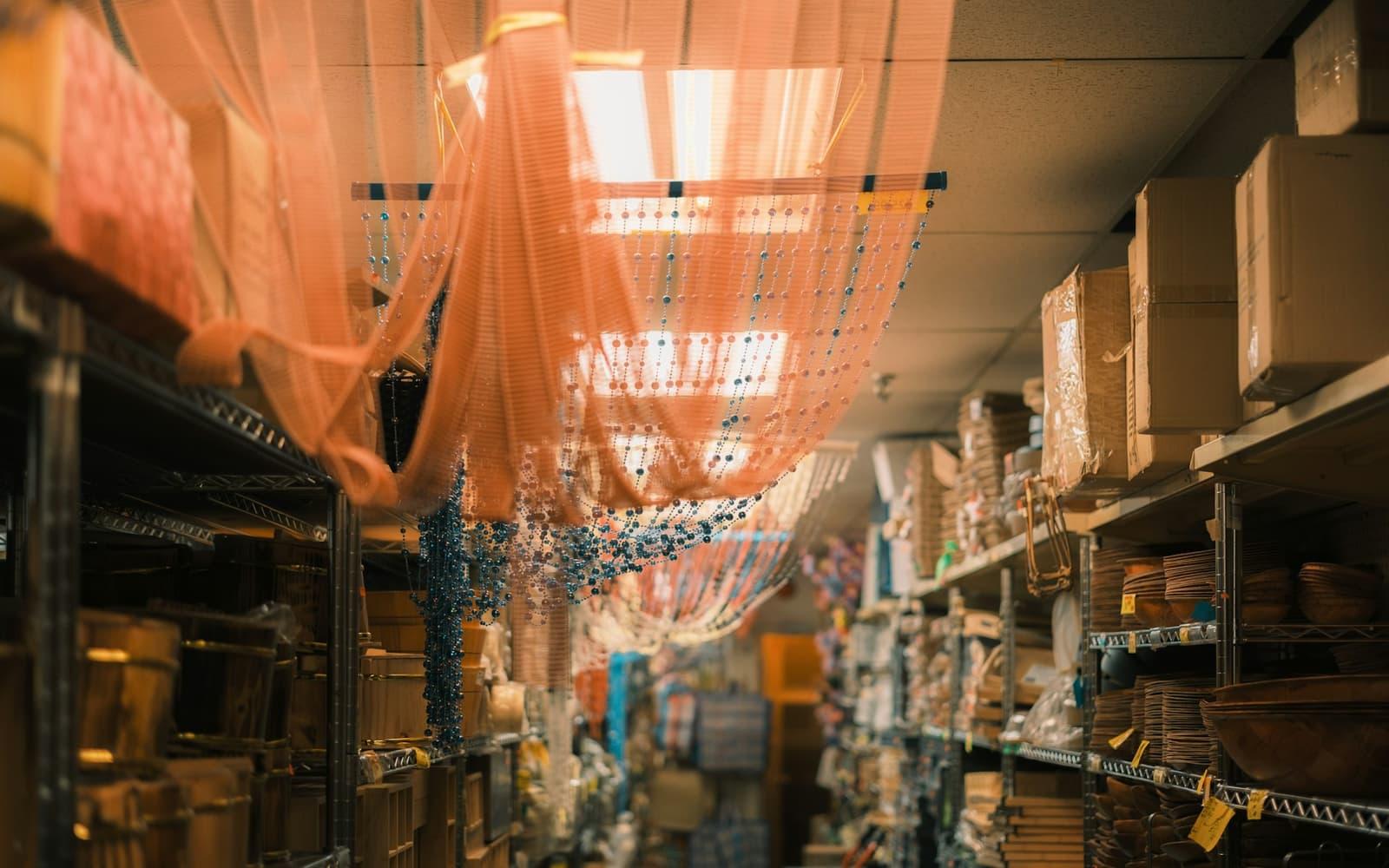 Réserve de magasin, étagères garnies de marchandises.
